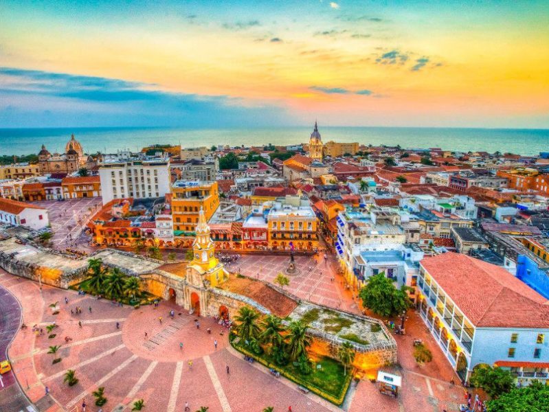 Cartagena de Indias celebra un nuevo aniversario con cultura, historia y turismo.